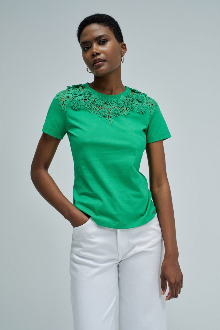 T-SHIRT COM APLIQUES FLORAIS