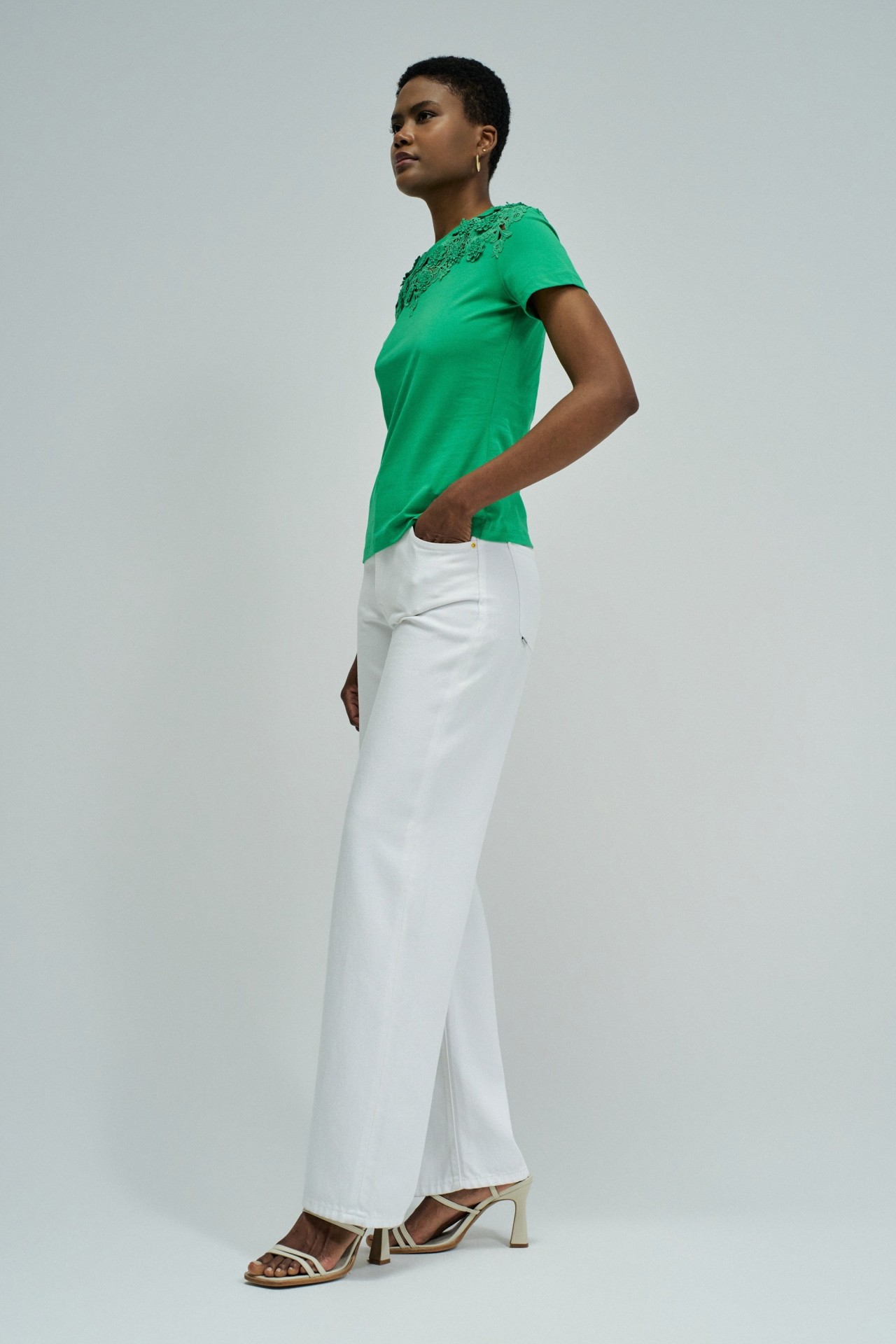 T-SHIRT COM APLIQUES FLORAIS