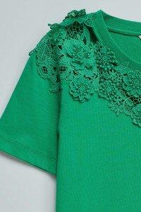 T-SHIRT COM APLIQUES FLORAIS
