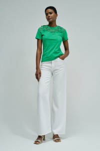 T-SHIRT COM APLIQUES FLORAIS