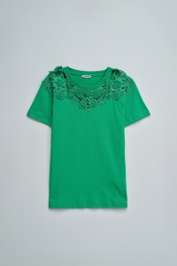 T-SHIRT COM APLIQUES FLORAIS
