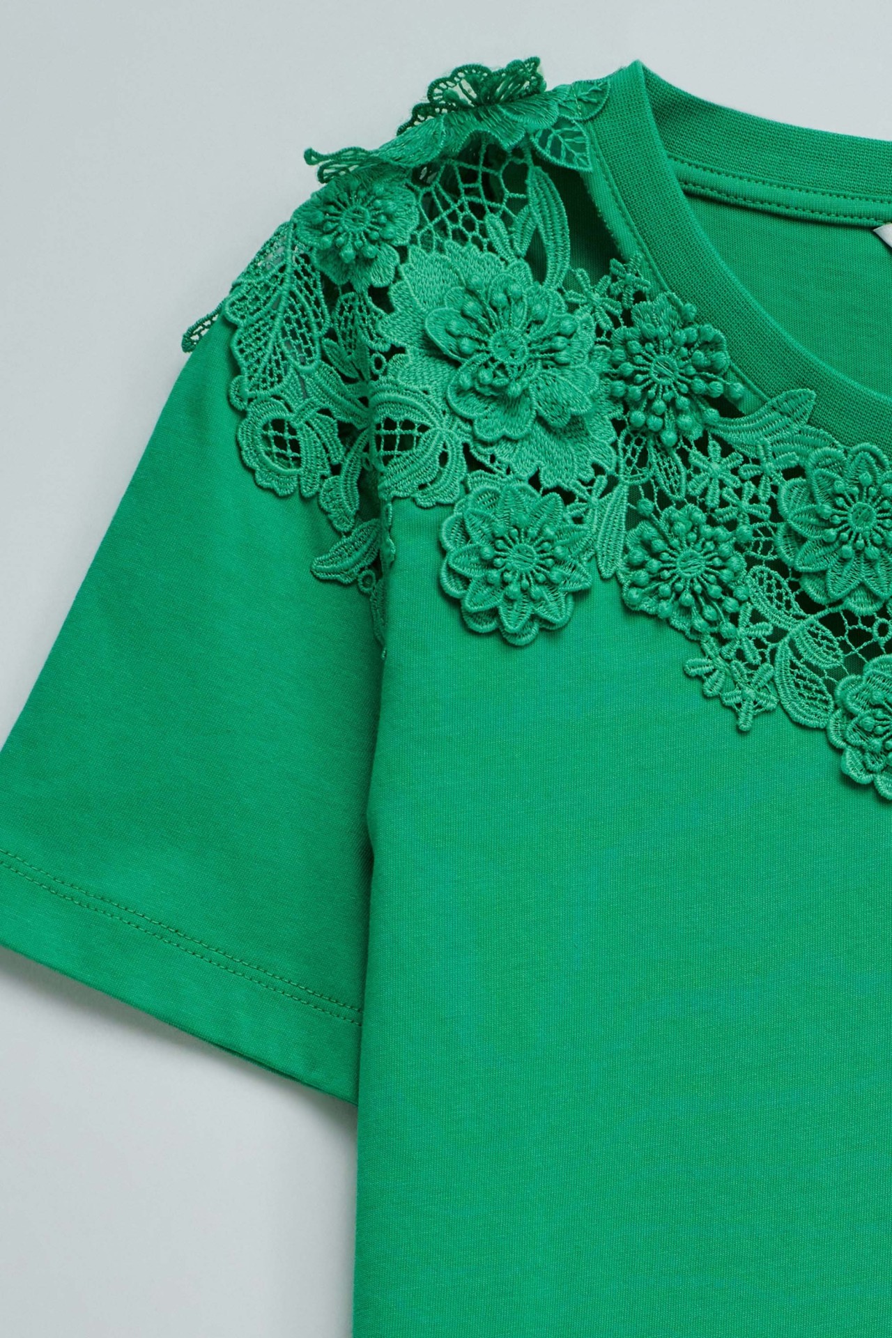 T-SHIRT COM APLIQUES FLORAIS