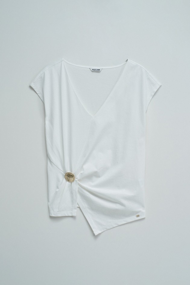 T-SHIRT COM APLICAÇÃO DOURADA