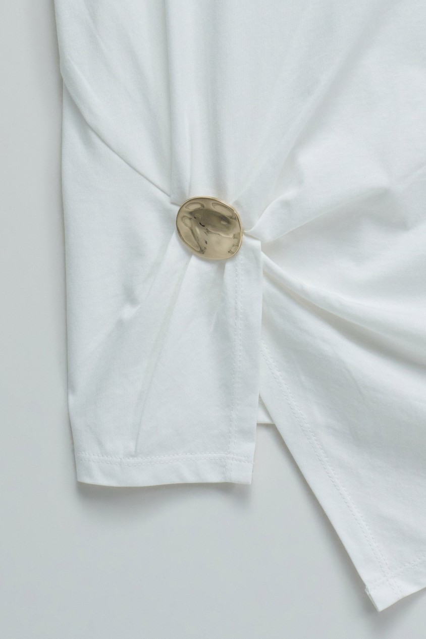 T-SHIRT AVEC APPLICATION DORÉE