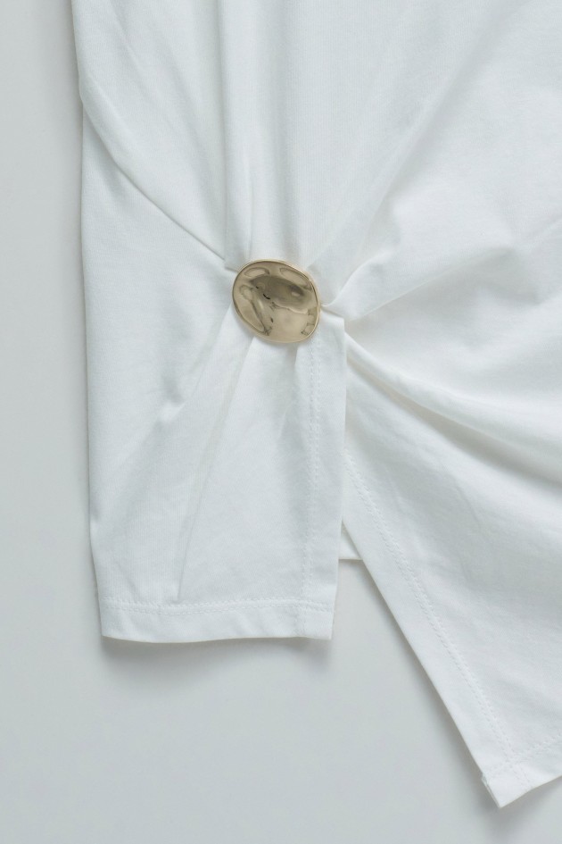 T-SHIRT COM APLICAÇÃO DOURADA