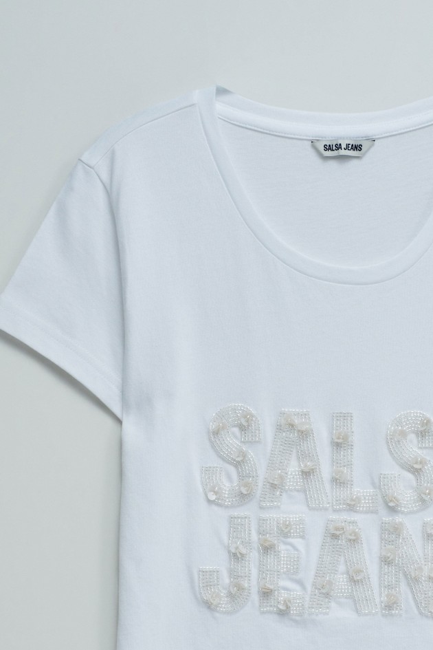 T-SHIRT MET MERKOPDRUK