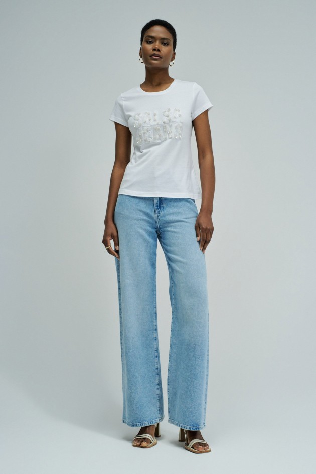 T-SHIRT MET MERKOPDRUK