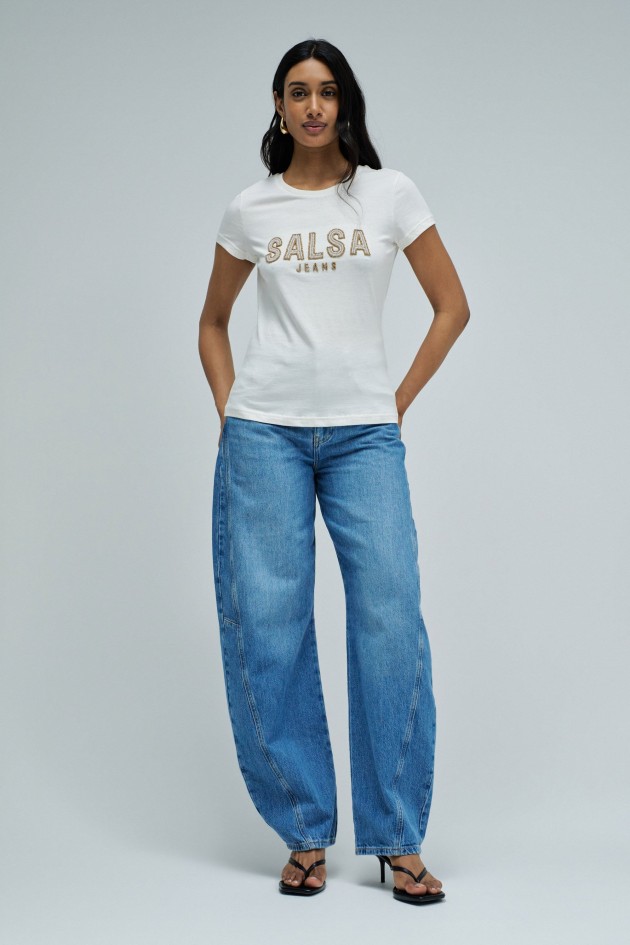 T-SHIRT MET MERKOPDRUK