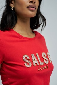 T-SHIRT MET MERKOPDRUK
