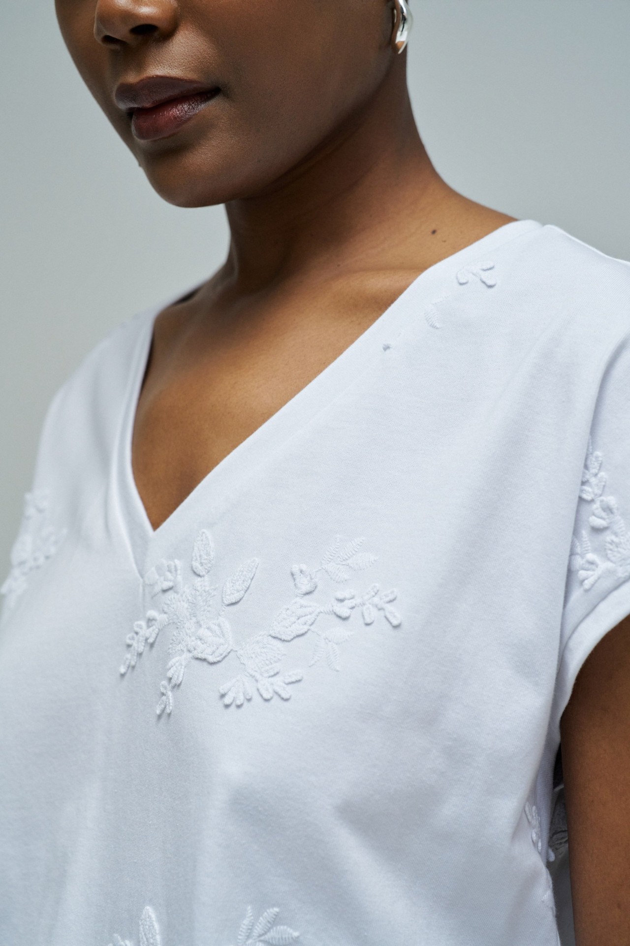 T-SHIRT AVEC BRODERIES