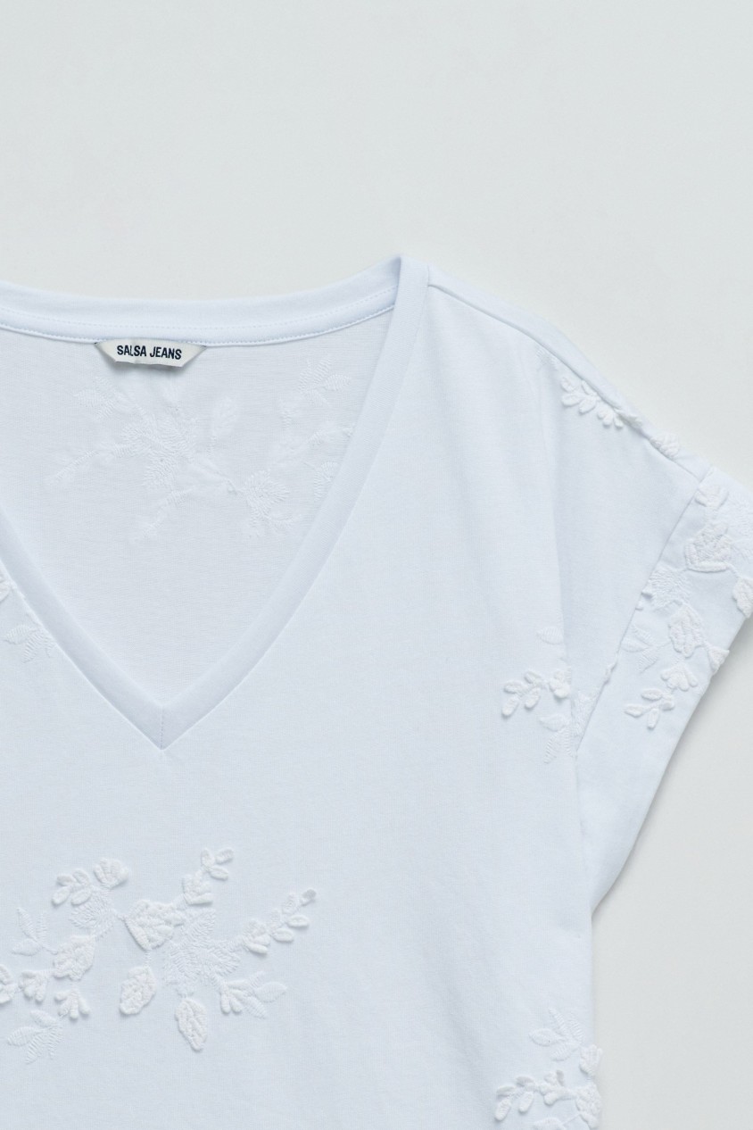 T-SHIRT MIT BESTICKUNGEN