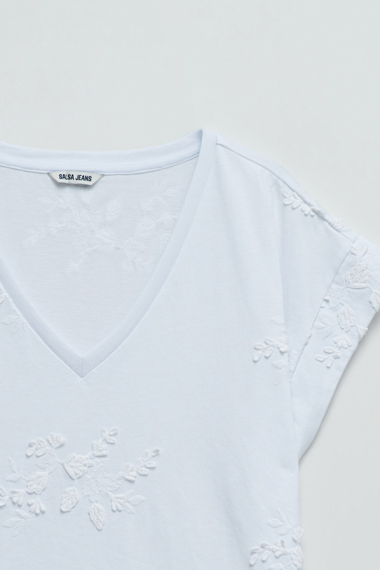 T-SHIRT AVEC BRODERIES