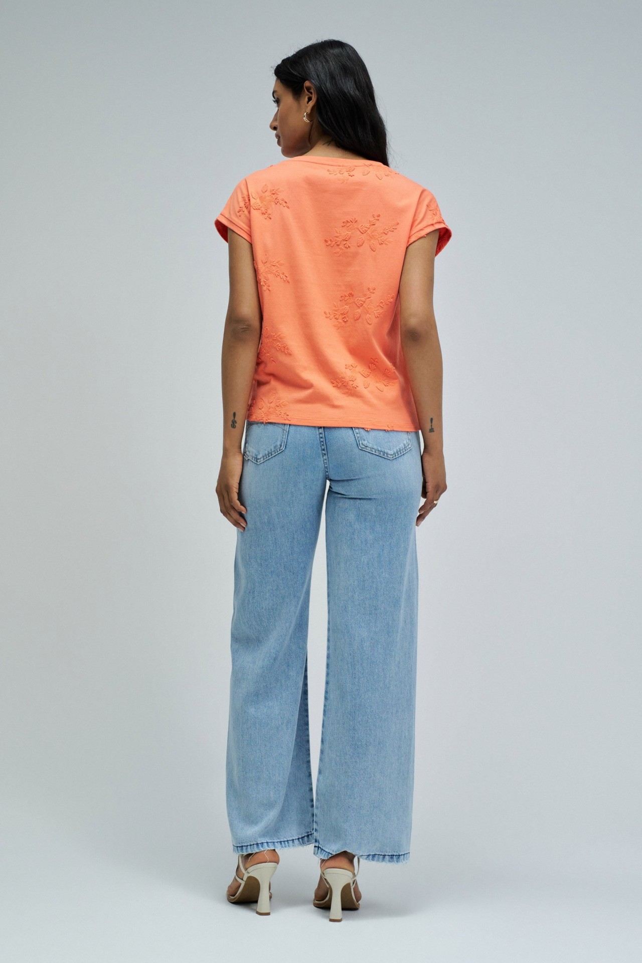 T-SHIRT AVEC BRODERIES