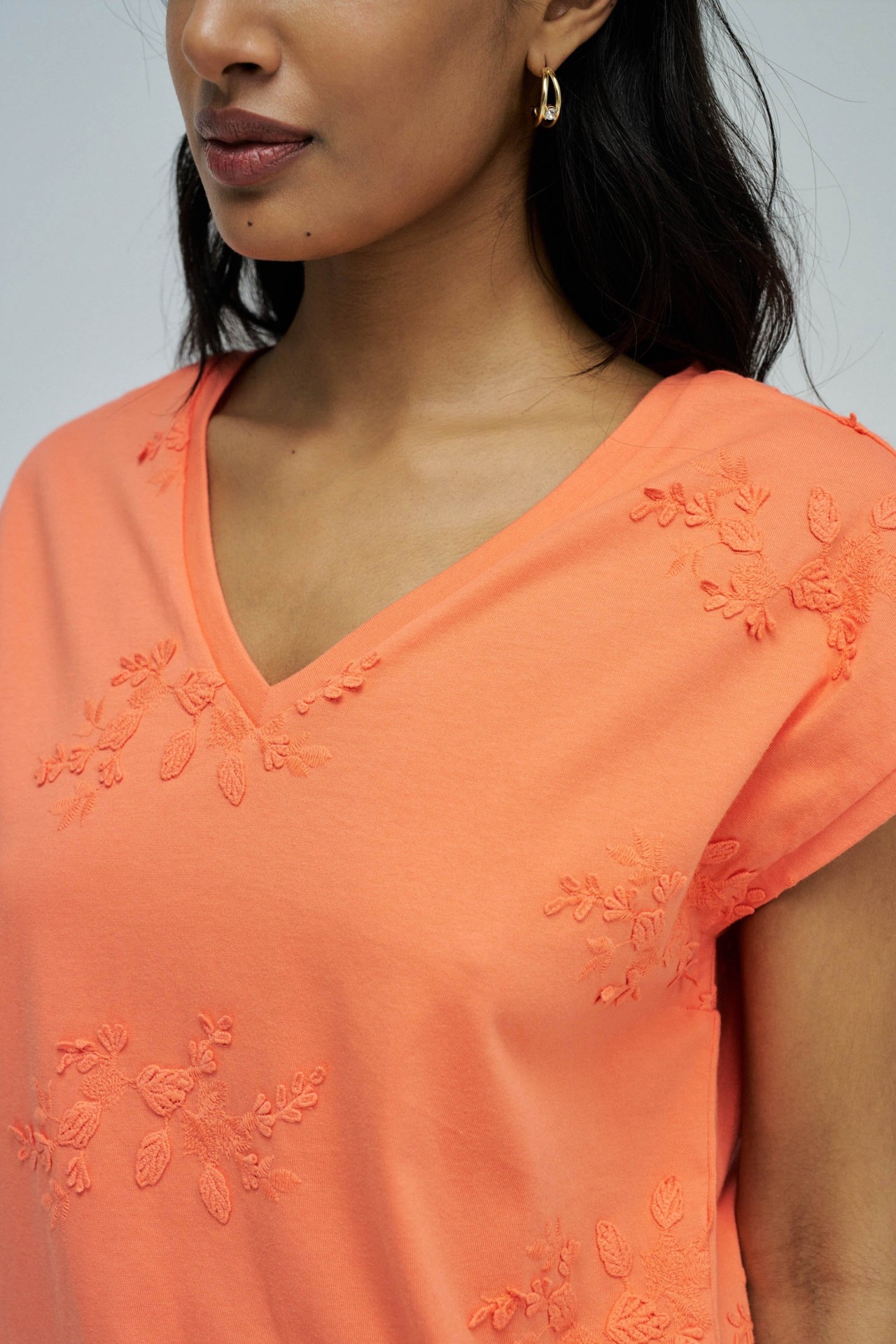 T-SHIRT AVEC BRODERIES