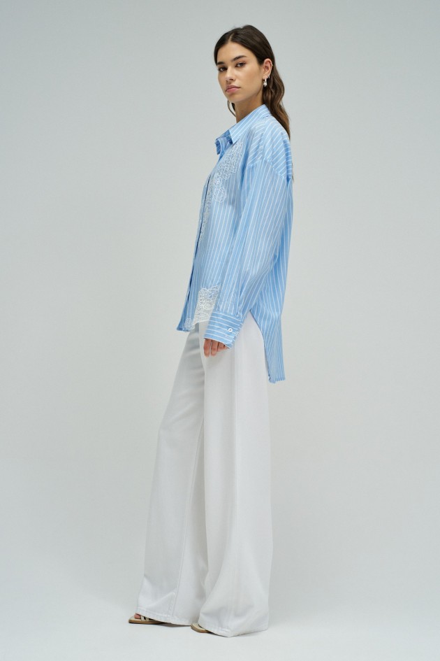 CHEMISE À RAYURES AVEC DE LA DENTELLE