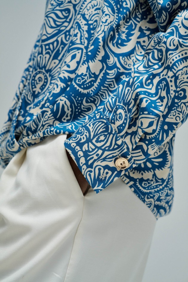 BLUSA ACETINADA COM PADRÃO