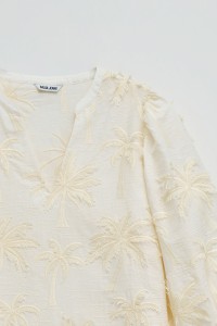 BLUSA COM EFEITO TRIDIMENSIONAL