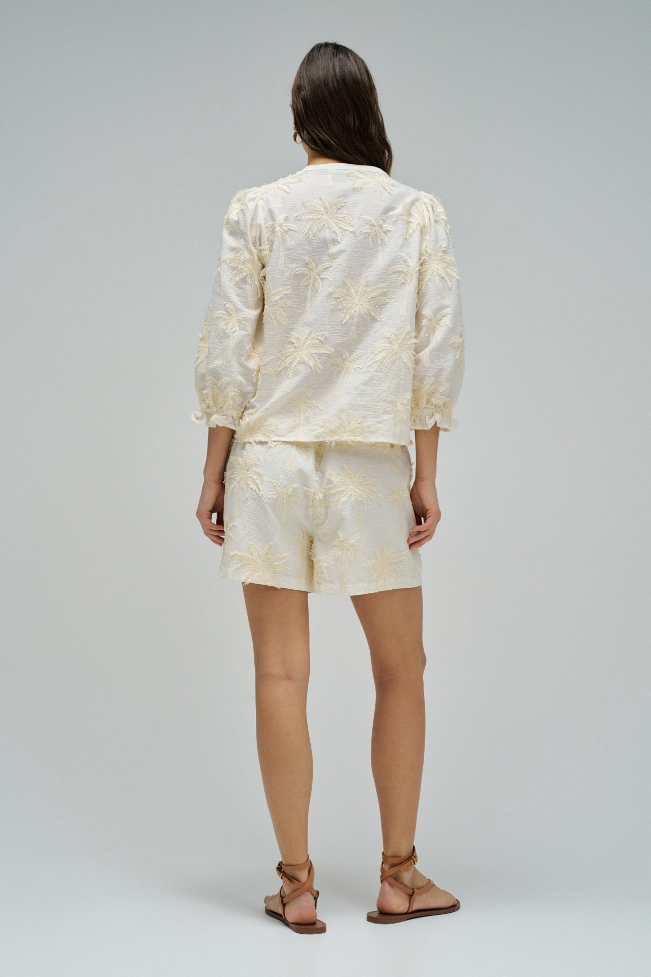 BLUSA COM EFEITO TRIDIMENSIONAL