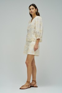 BLUSA COM EFEITO TRIDIMENSIONAL