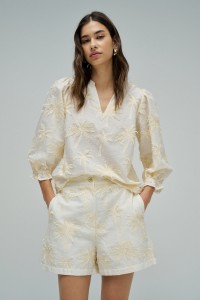BLUSA COM EFEITO TRIDIMENSIONAL