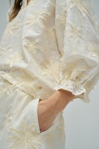 BLUSA COM EFEITO TRIDIMENSIONAL