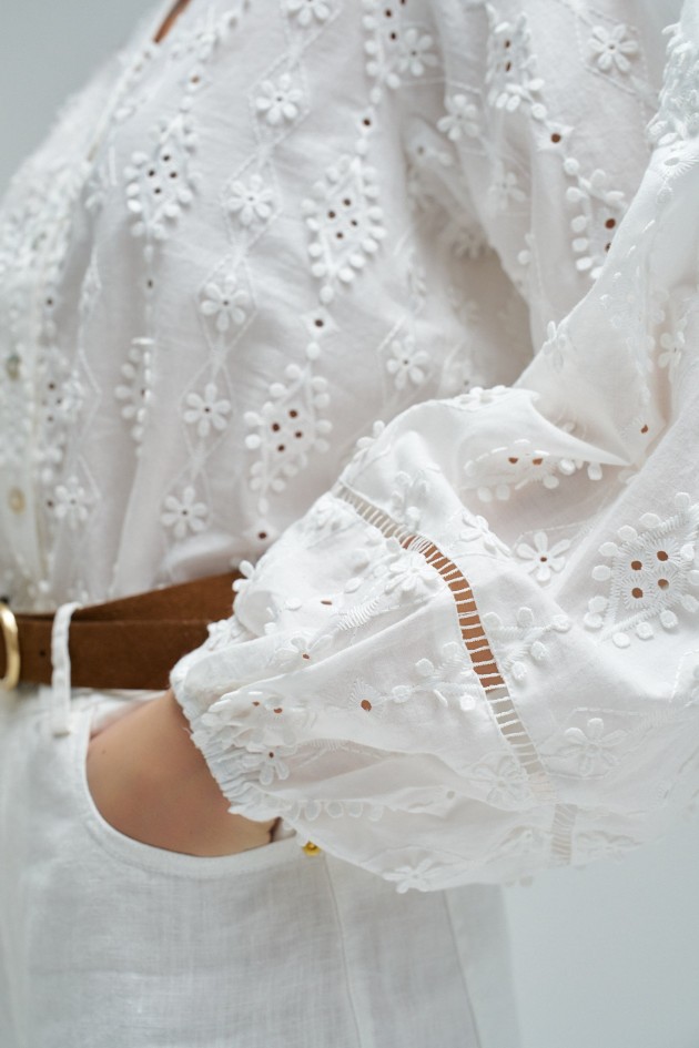 BLUSA COM BORDADOS