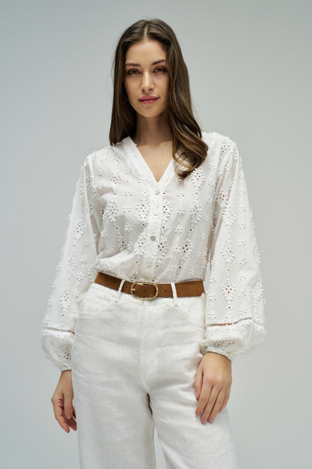 BLUSA COM BORDADOS