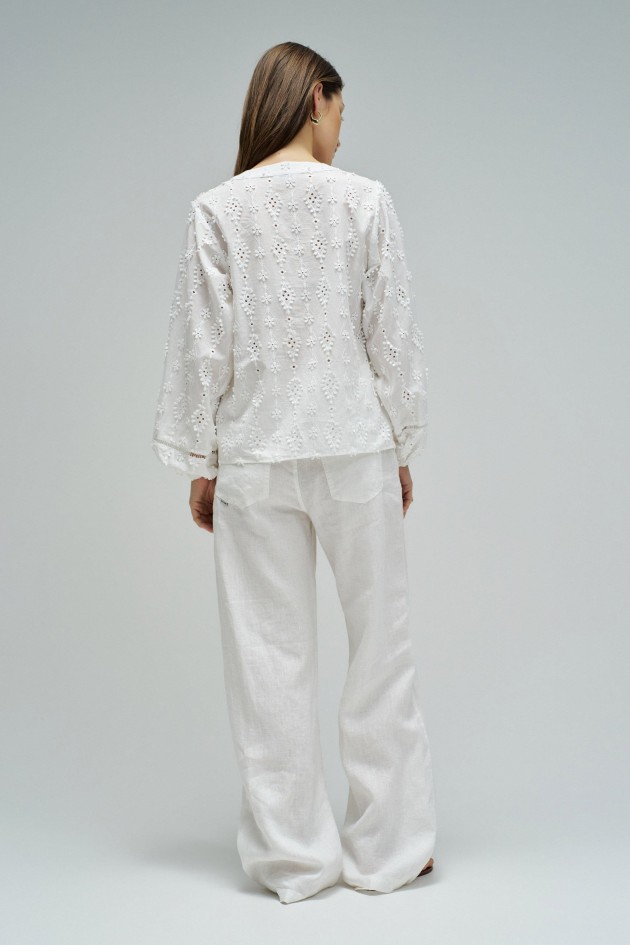 BLUSA COM BORDADOS