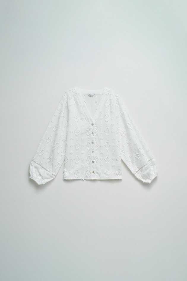 BLUSA COM BORDADOS