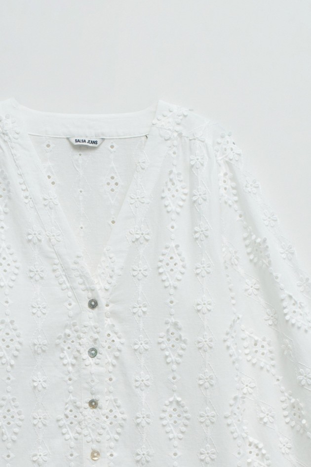 BLUSA COM BORDADOS