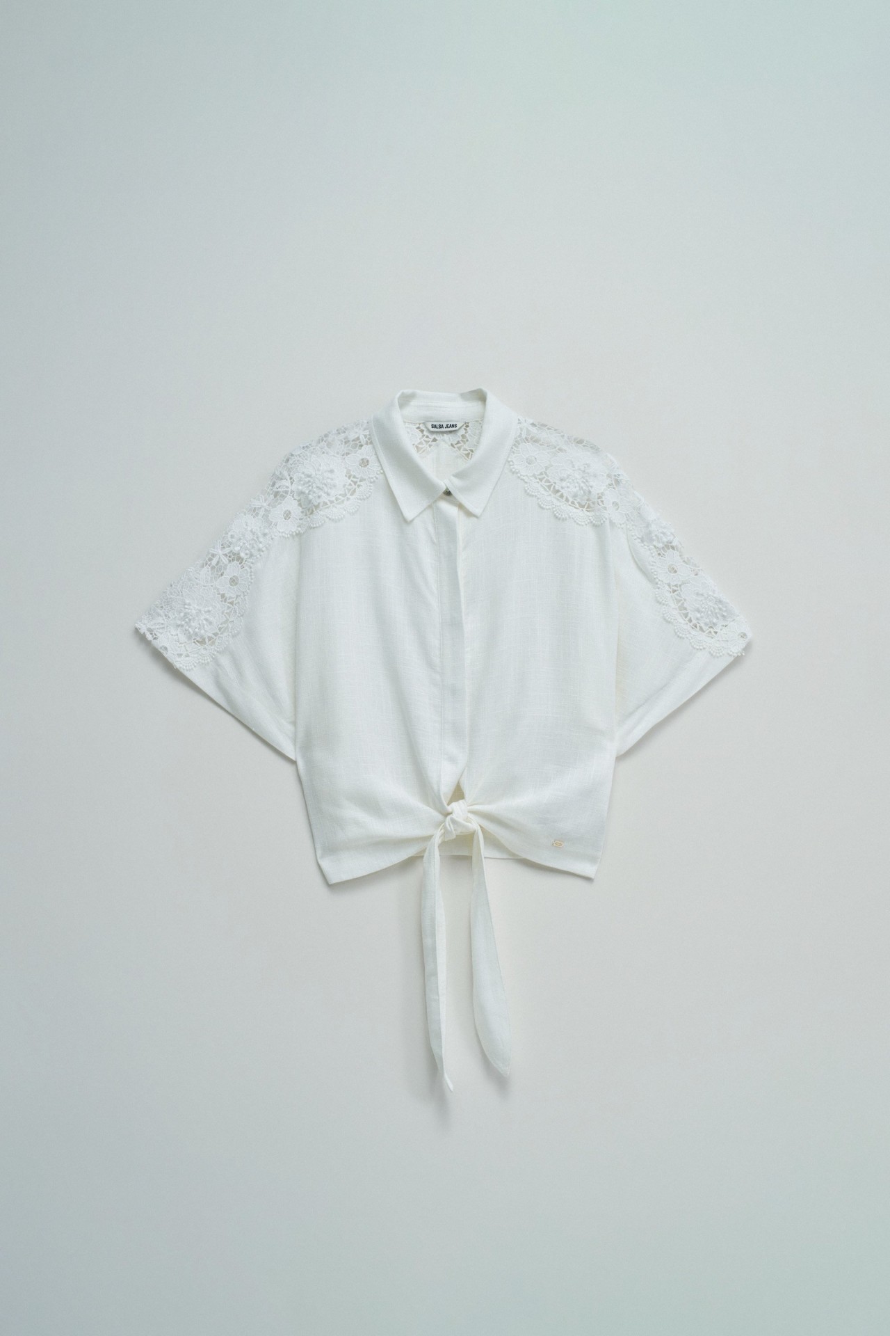 CAMISA COM RENDA E LINHO