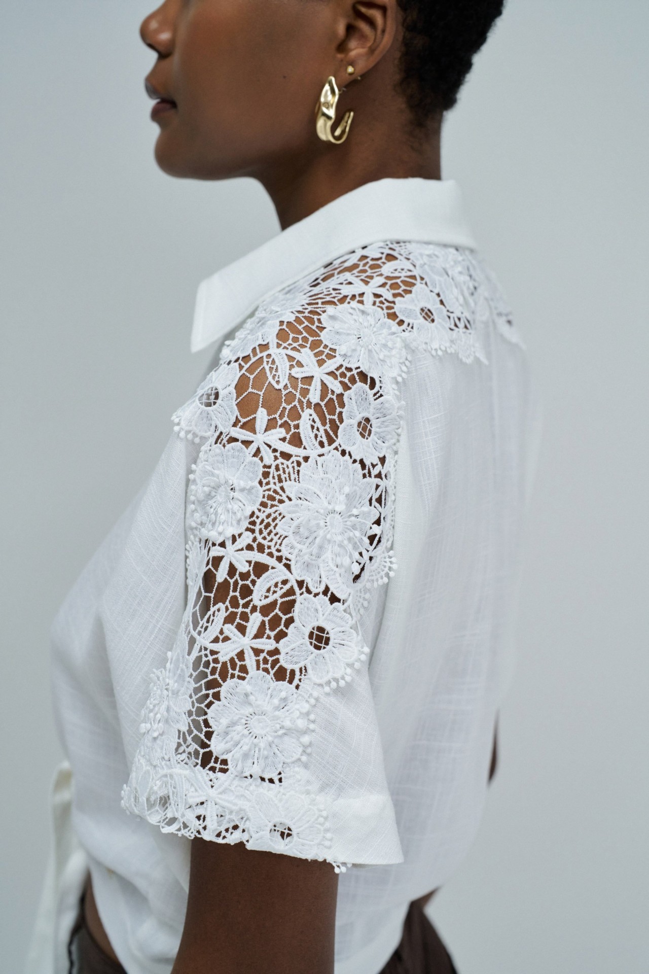 CAMISA COM RENDA E LINHO