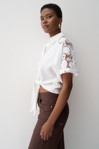 CAMISA COM RENDA E LINHO
