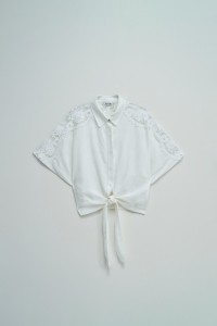 CAMISA COM RENDA E LINHO