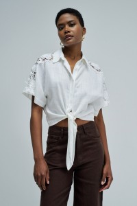 CAMISA COM RENDA E LINHO