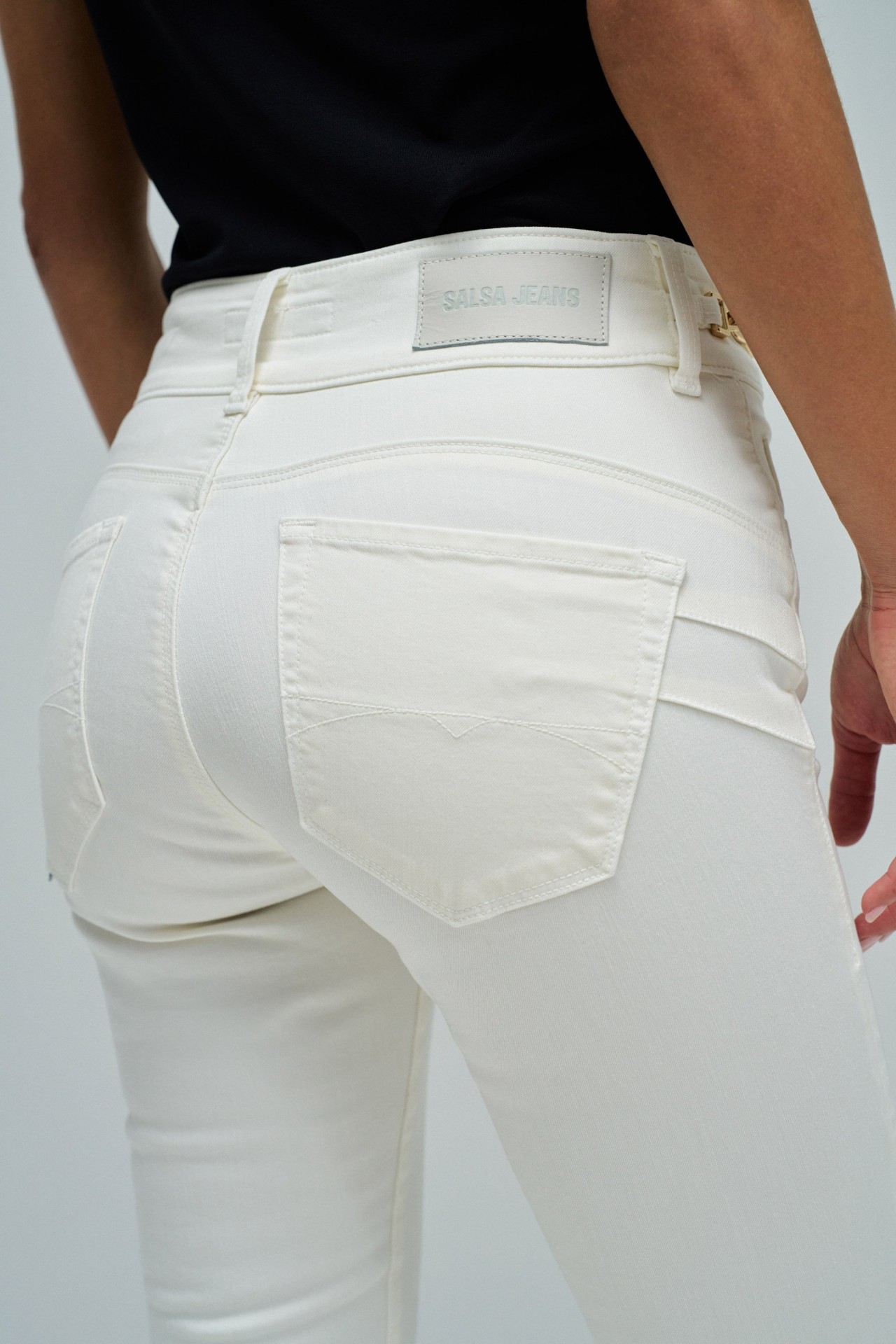 SECRET PUSH IN CROPPED SKINNY JEANS