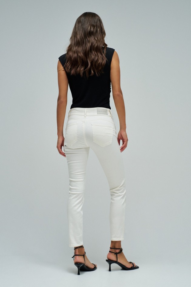 SECRET PUSH IN CROPPED SKINNY JEANS