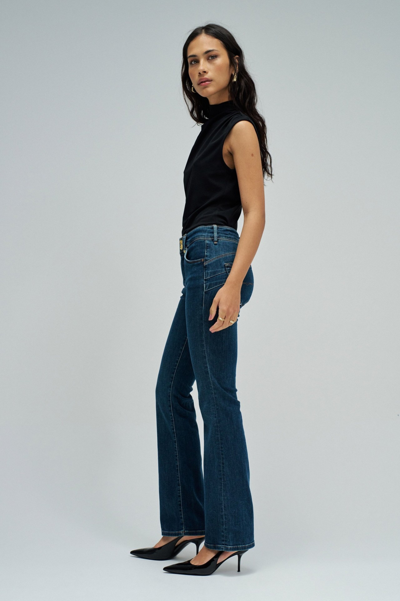 SECRET PUSH IN BOOTCUT JEANS