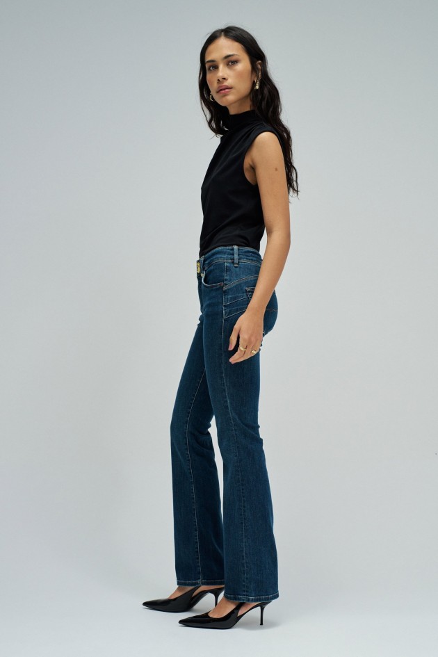 SECRET PUSH IN BOOTCUT JEANS