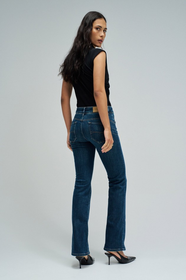 SECRET PUSH IN BOOTCUT JEANS