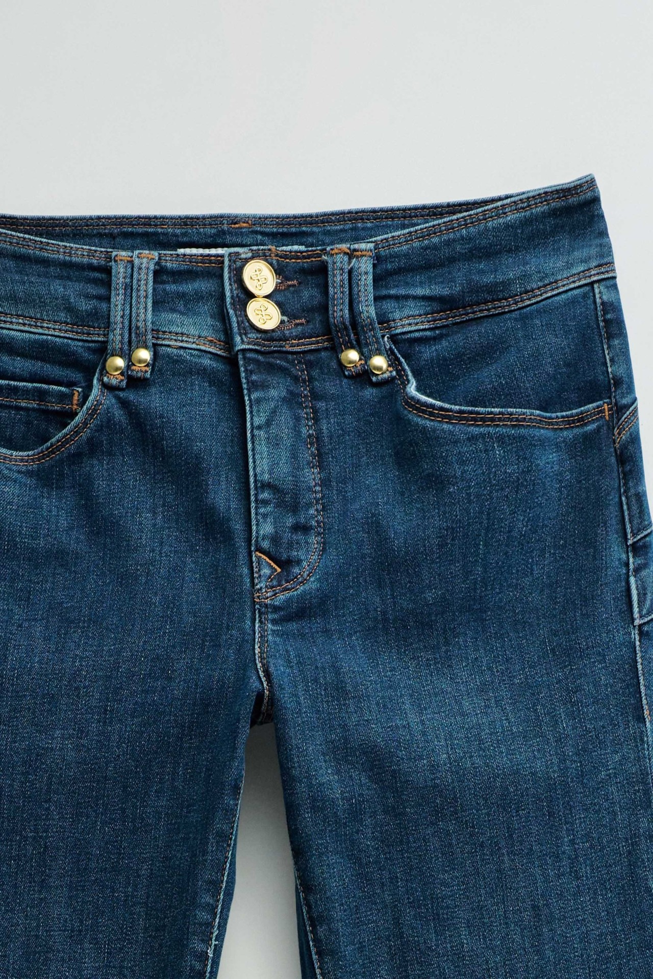 SECRET PUSH IN BOOTCUT JEANS