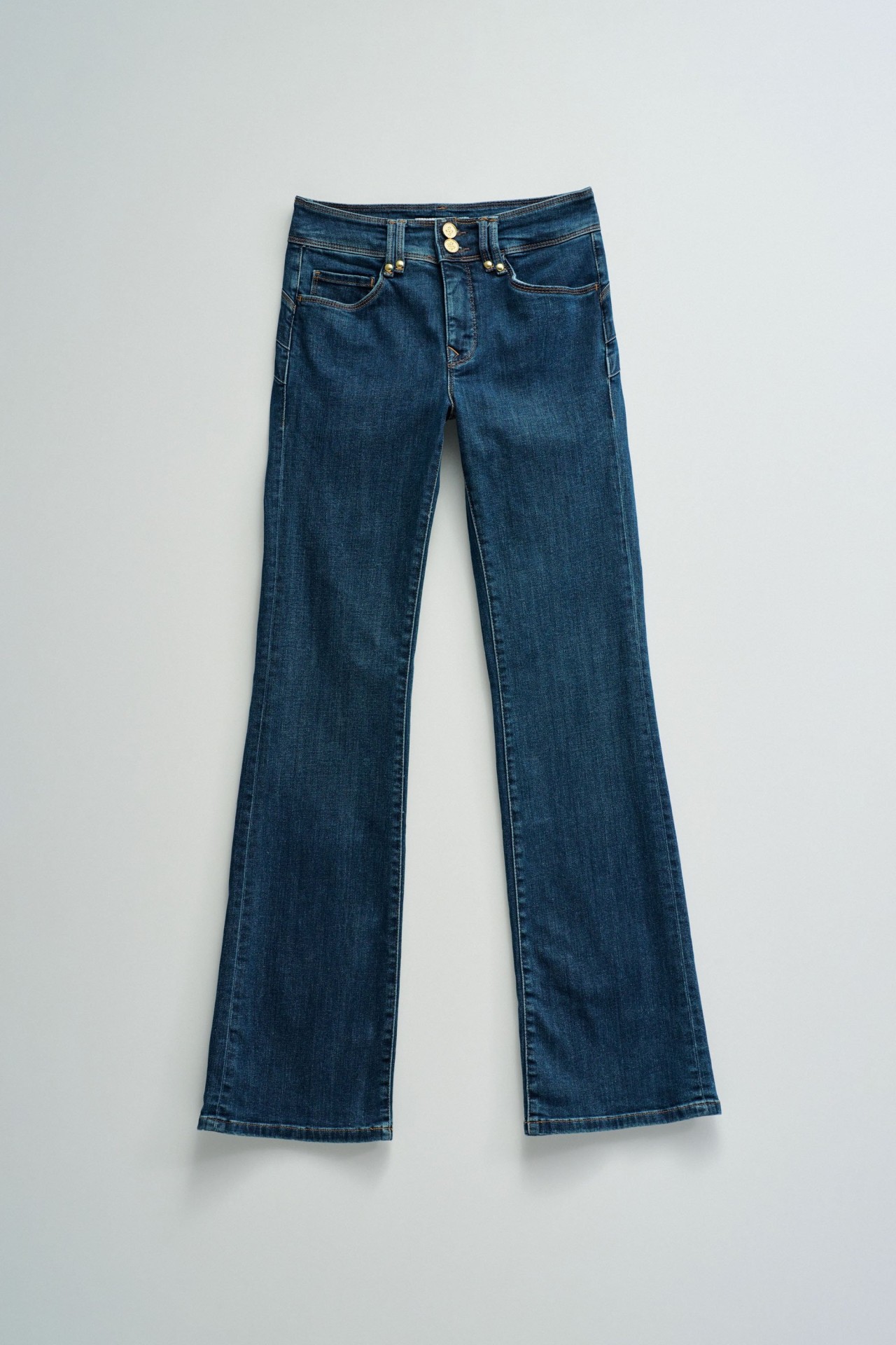 SECRET PUSH IN BOOTCUT JEANS