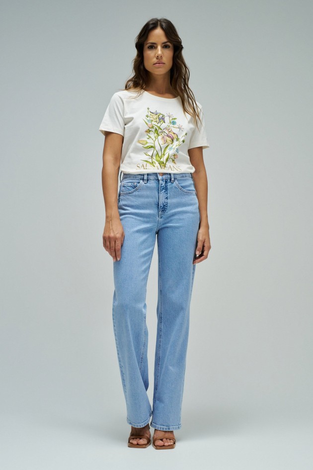 T-SHIRT MET DRUK EN MERKIDENTITEIT