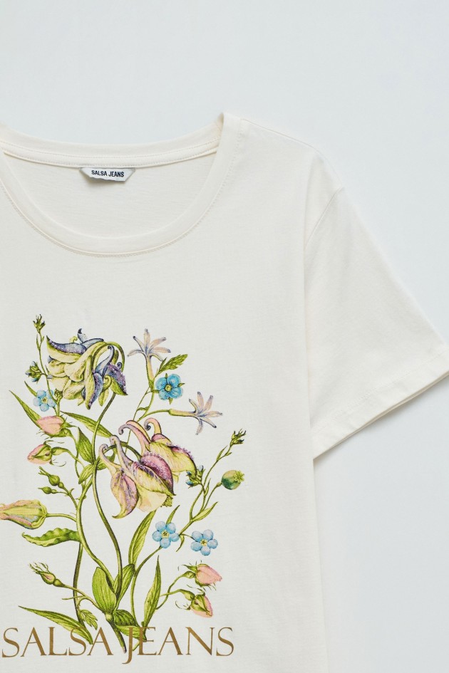 T-SHIRT MET DRUK EN MERKIDENTITEIT