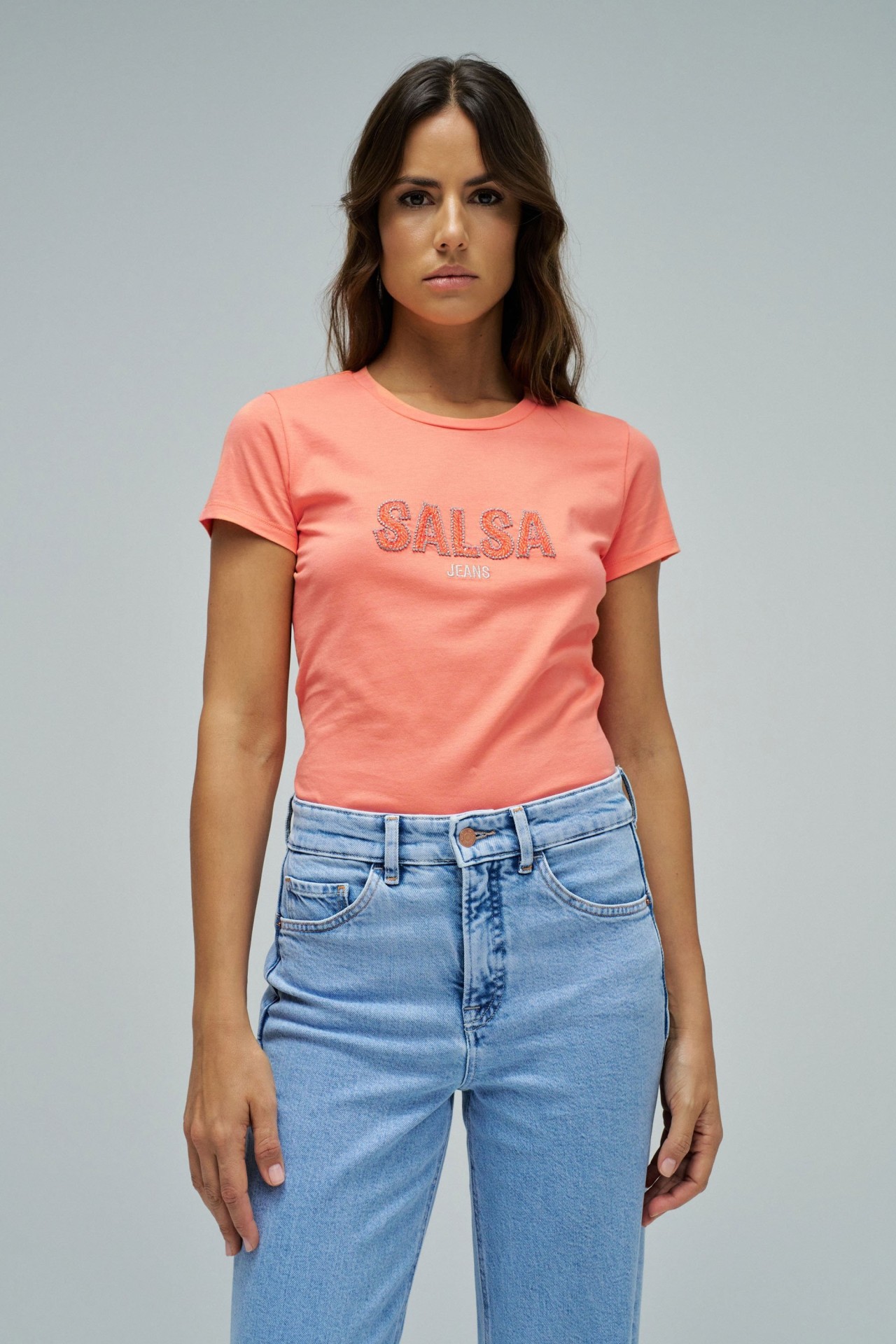 T-SHIRT MIT BRANDING