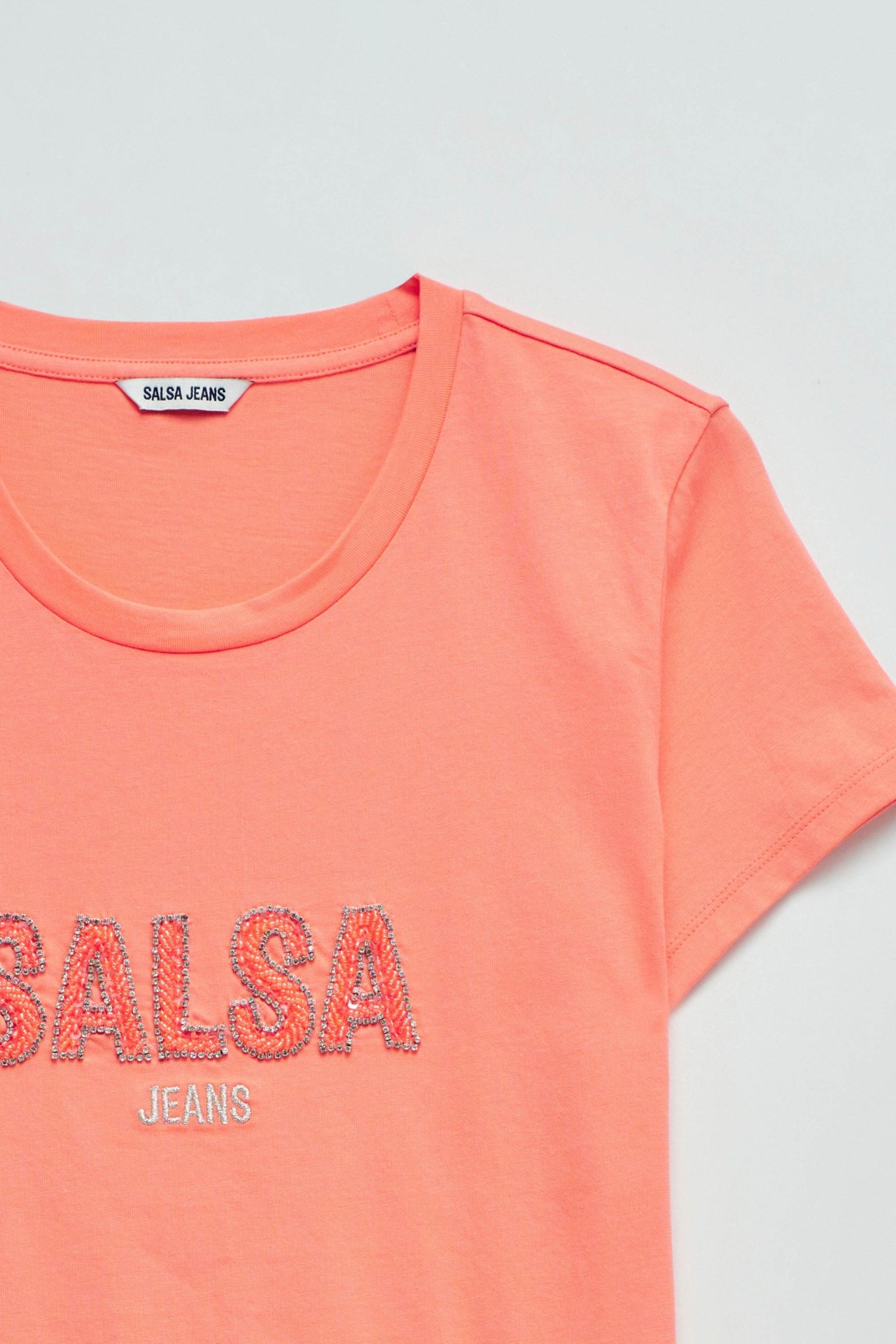 T-SHIRT MIT BRANDING