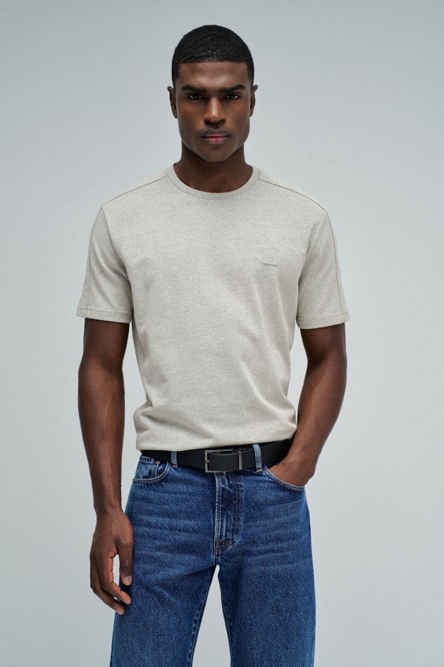 T-SHIRT MET MERKOPDRUK