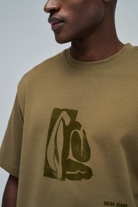 T-SHIRT MET FLUWELEN PRINT