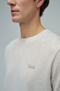 T-SHIRT MIT BRANDING