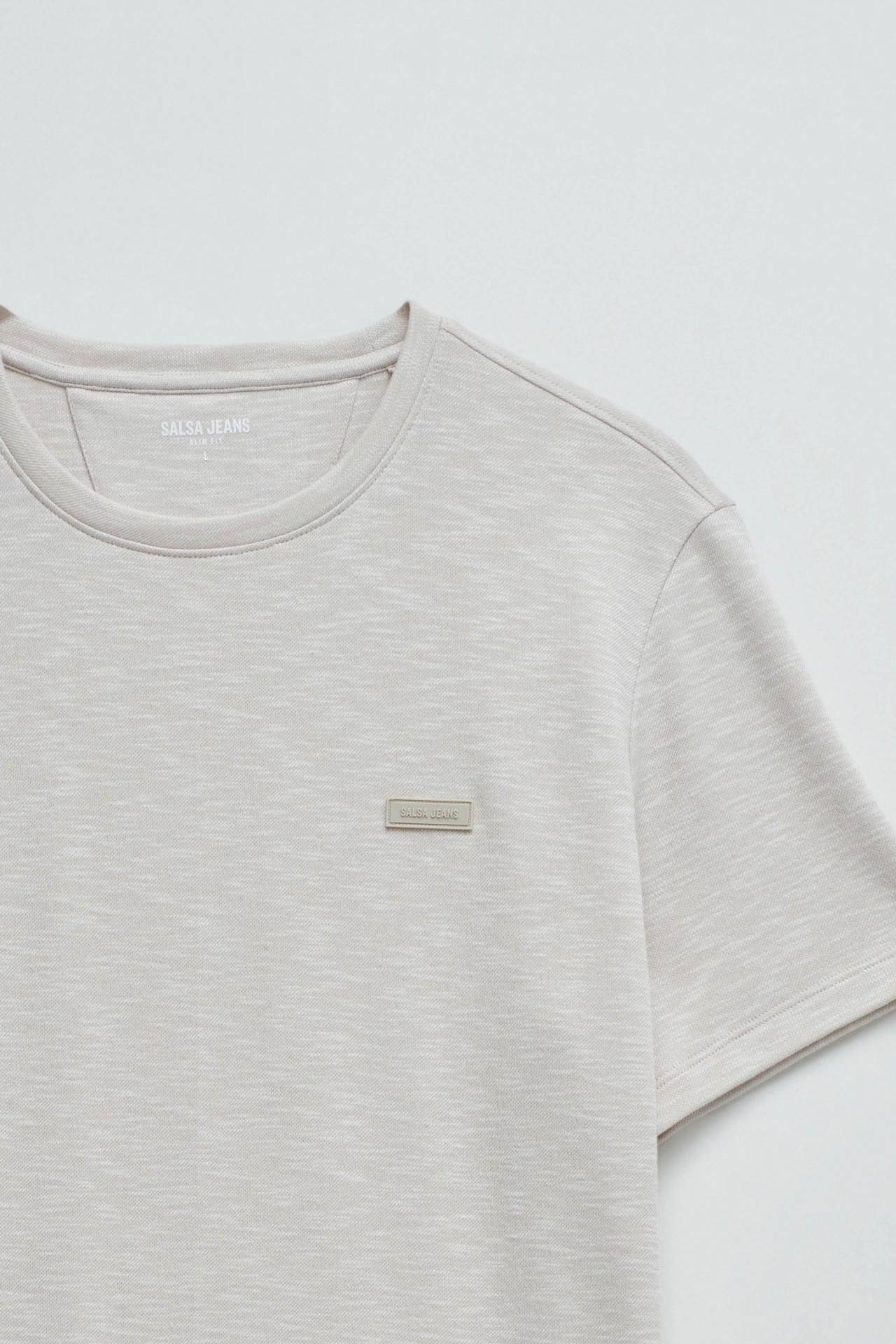T-SHIRT MIT BRANDING